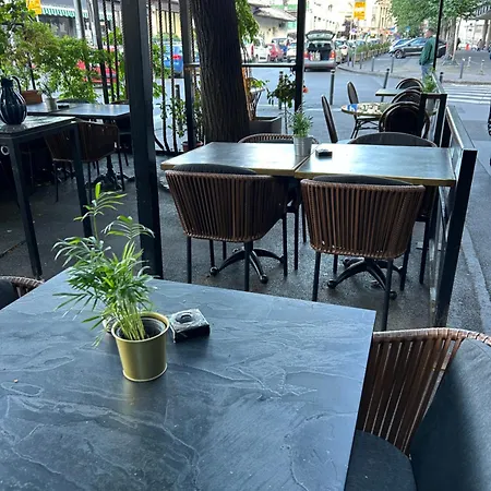 аппарат рядом с храмом святого саввы Belgrade